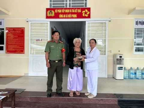 Phát hiện hàng loạt các cọc tiền 200K-500K trên đường đi chợ: Công an xã vào cuộc