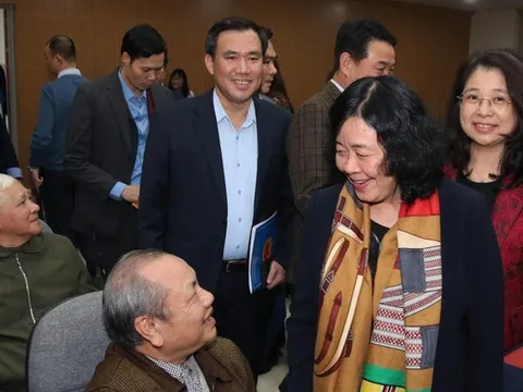 Đồng chí Bùi Thị Minh Hoài dự Hội nghị lấy ý kiến cử tri nơi cư trú đối với người ứng cử đại biểu Quốc hội