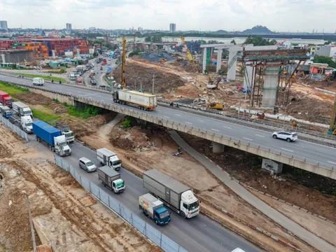 Cầu vượt Tân Vạn thử nghiệm phân luồng