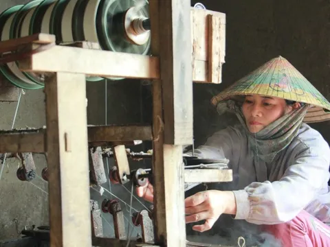 Lửa nghề ở Hồng Đô sắp tắt, chỉ còn một guồng tơ quay níu ký ức vàng son