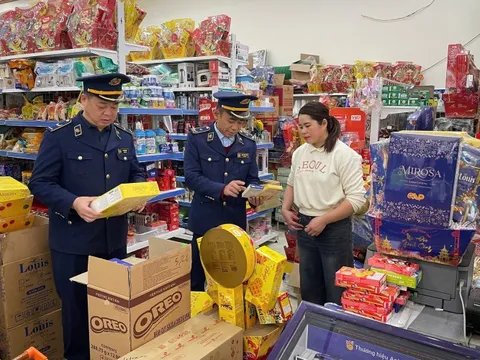 Kiểm soát chặt thực phẩm từ chợ, quán ăn đến bán online dịp Tết