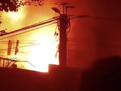 Cháy lớn tại xưởng mây tre giang đan rộng ngàn m2