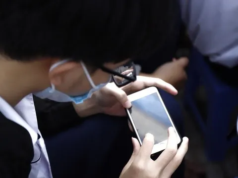 Phát hiện nội dung lạ trong iPad của con trai học lớp 8, bà mẹ ở TP.HCM bối rối không biết phải làm sao