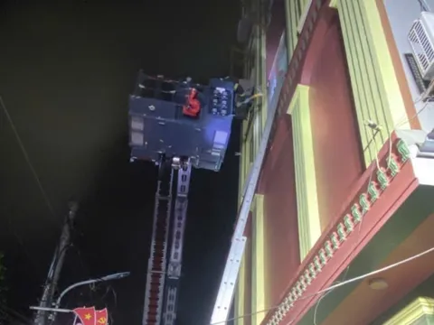 Cháy quán cà phê, 15 người được giải cứu