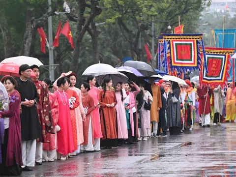 Giữa mưa rét 15 độ, Bách Hoa Bộ Hành đã tạo nên khung cảnh hiếm thấy giữa Hà Nội