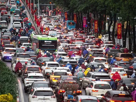 Người Hà Nội đổ ra đường sắm Tết, giao thông kẹt cứng từ sáng sớm