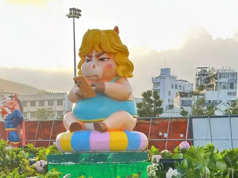 Linh vật ngựa “mặt cộc”, cầm iPhone ở Quy Nhơn gây sốt mạng xã hội