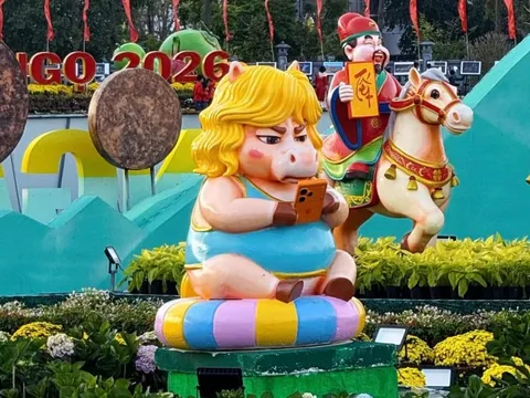 Linh vật ngựa cầm iPhone “gây bão” ở Quy Nhơn: Tác giả lý giải điều bất ngờ