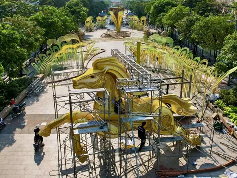 Cận cảnh linh vật ngựa khổng lồ cao 7 m trên đường hoa Nguyễn Huệ