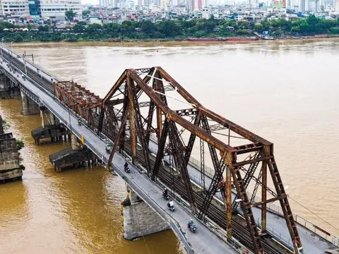 Thông tàu qua cầu Long Biên sau hơn 1 tuần gián đoạn