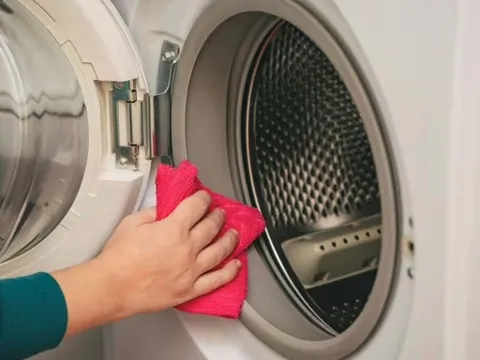 Cho kem đánh răng vào máy giặt có tác dụng gì?