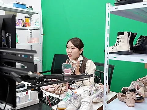Người phụ nữ mua sỉ 500 đôi giày qua livestream, thanh toán toàn bộ nhưng nhận về 90 sản phẩm kém chất lượng: Ai chịu trách nhiệm?