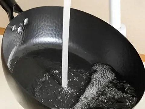 Tại sao không nên tráng chảo bằng nước ngay sau khi nấu xong? Nghe đầu bếp giải thích, tôi mới giật mình vì bao năm làm sai