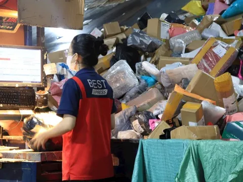 Bên trong một trung tâm giao nhận ngày giáp Tết: nhân viên 'bơi' trong biển hàng hóa, băng chuyền phân loại tự động hàng hóa tốc độ 2 mili giây