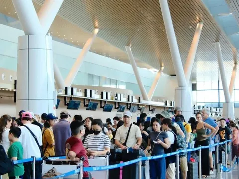 Khách qua sân bay Tân Sơn Nhất ngày 24 tháng Chạp vượt mọi dự báo