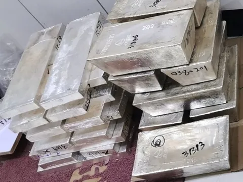 Phát hiện tài khoản ngân hàng bị phong toả sau khi bán 15kg bạc thỏi, nhận 1,4 tỷ đồng