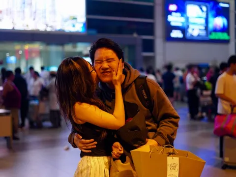 27 tiếng bay chỉ để ôm nhau một cái: Sân bay Tân Sơn Nhất nghẹn ngào ngày đón người thân về ăn Tết