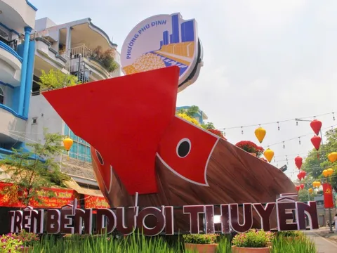 Không khí rộn ràng trước giờ khai mạc Chợ hoa xuân "Trên bến dưới thuyền"