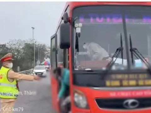 Xe khách 45 chỗ "nhồi nhét" 83 người