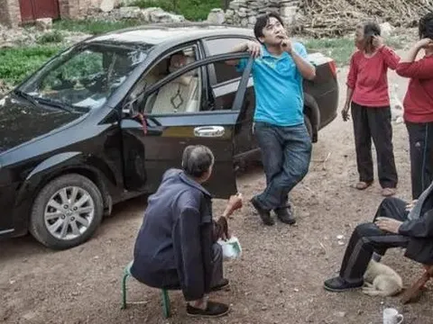 Về quê ăn Tết, vợ luôn chọn đi xe cũ, không mang quà cáp: Suýt cãi vã cho đến khi chồng phát hiện sự thật