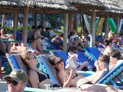 Khách Tây đổ ra biển Đà Nẵng đông không tưởng