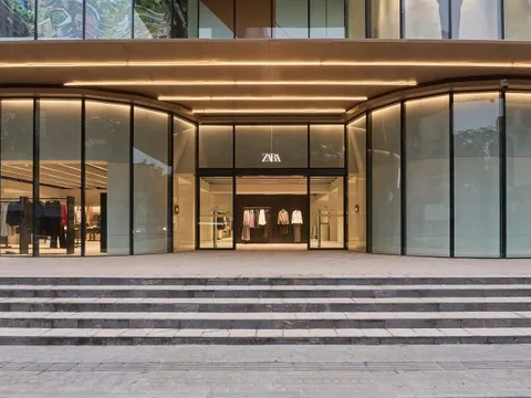 Cảnh tượng khác lạ tại cửa hàng rộng 1.800 m2 của Zara trong Hanoi Centre