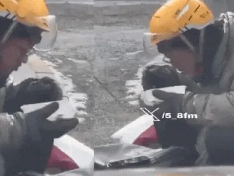 Shipper run cầm cập ngồi ăn ngoài đường vẫn không dám rời điện thoại vì sợ nhỡ đơn: Hình ảnh nhói lòng ngày cuối năm
