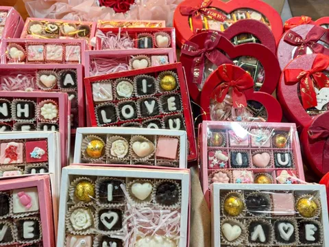 Trùng với Tết Nguyên đán, thị trường Valentine bị lấn át, vắng khách bất ngờ
