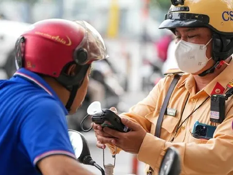 Đã qua đêm sau khi uống rượu, vì sao vẫn có thể bị xử phạt nồng độ cồn?