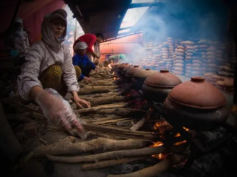 Cảnh tượng ngay lúc này tại một ngôi làng nằm ven sông Hồng: Nghi ngút khói cả ngày lẫn đêm