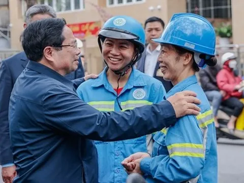 Thủ tướng Phạm Minh Chính cảm ơn, tặng quà công nhân vệ sinh môi trường tại Thủ đô
