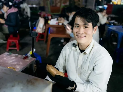 Sáng làm ngân hàng, tối bán khoai vỉa hè: Chàng trai 26 tuổi sống cùng lúc 2 cuộc đời ở Hà Nội