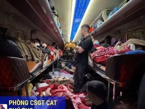 73 hành khách chen chúc nhau trên xe khách 22 chỗ