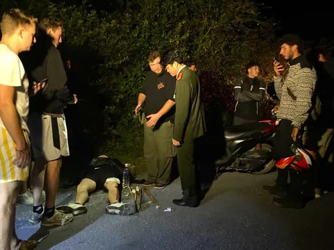 Du khách Bỉ ngã xe giữa đêm, Công an xã hỗ trợ kịp thời sơ cứu