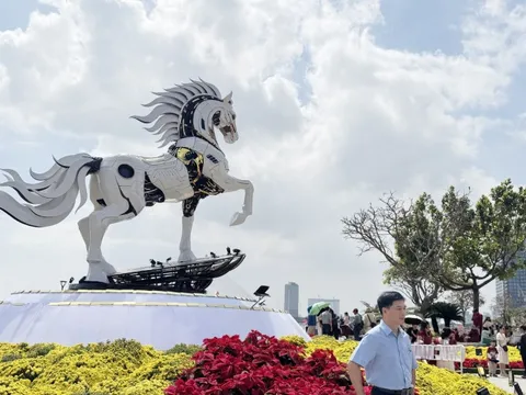 CLIP: Độc đáo linh vật ngựa bên sông Hàn, tấp nập người đến xem