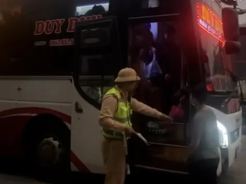 Ô tô 23 chỗ chở 48 người bị phạt hơn 187 triệu đồng