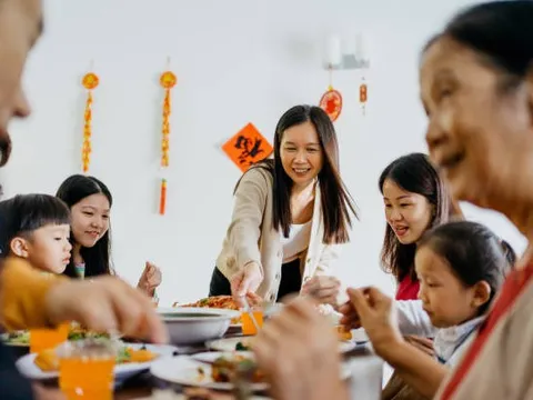 Ngày Tết được hỏi “Lương tháng bao nhiêu”, đừng vội nói con số: Có 3 cách trả lời thể hiện EQ cao, dễ được yêu mến