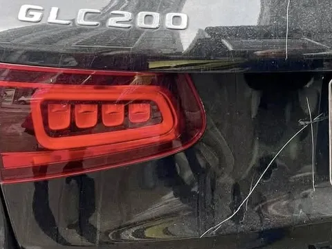 Khởi tố vụ án xe Mercedes bị cào xước thân xe khi đỗ trên vỉa hè ở Hà Nội