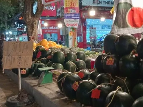 Tối 28 Tết, dưa hấu ở Cần Thơ “xả hàng” còn 8.000 đồng/kg