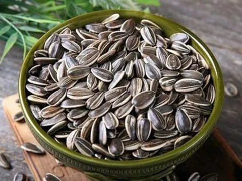 Cảnh báo ăn nhiều hạt hướng dương dịp Tết dễ bị sỏi thận