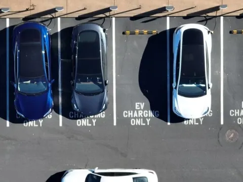 Đốt 65 tỷ USD trong 1 năm vì xe điện rồi ‘vỡ mộng’, các tập đoàn quay về làm ô tô xăng