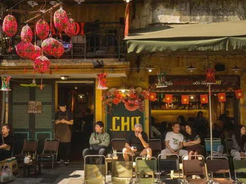 Hà Nội chiều 29 Tết nhẹ tênh, dân tình tranh thủ đi cà phê trong khung cảnh hiếm thấy