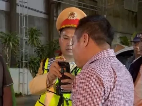 Vi phạm nồng độ cồn, tài xế ngồi trong xe hút thuốc, thách thức CSGT