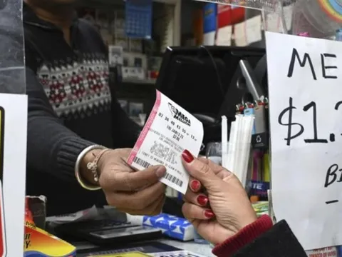 Trúng số 10 triệu USD, người đàn ông "đốt tiền" không kiểm soát