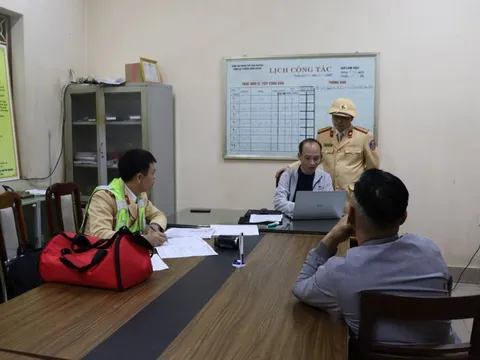 Người đàn ông lén lút trộm chiếc xe của mình ở chốt CSGT