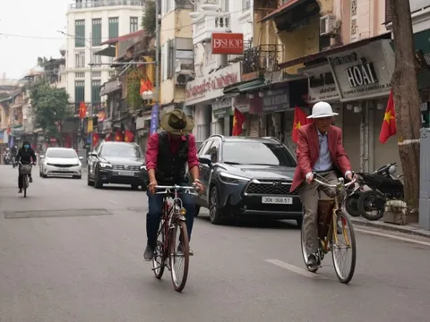 Hà Nội và TP.HCM yên bình đến lạ sáng mùng 1 Tết