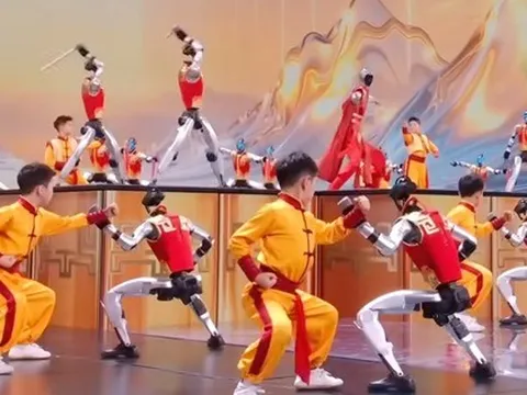 Cú sốc đêm giao thừa: Robot Trung Quốc múa côn nhị khúc như Lý Tiểu Long, vấp ngã tự đứng dậy khiến thế giới sững sờ