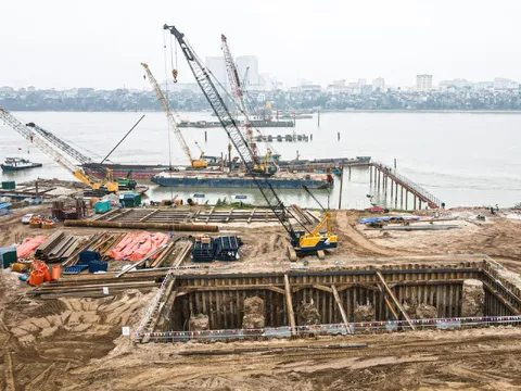 Công nhân, kỹ sư làm việc xuyên Tết tại dự án cầu trọng điểm của Hà Nội