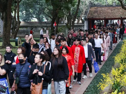 Người dân nườm nượp đổ về Văn Miếu xin chữ đầu năm
