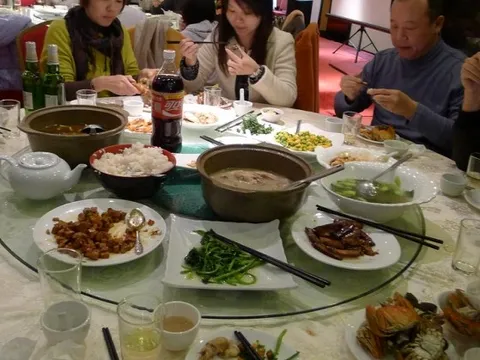 Buổi họp lớp 40 người, 5 người lương 3,7 tỷ ngồi riêng một bàn: Lớp trưởng nói 1 câu khiến cả 5 buông đũa